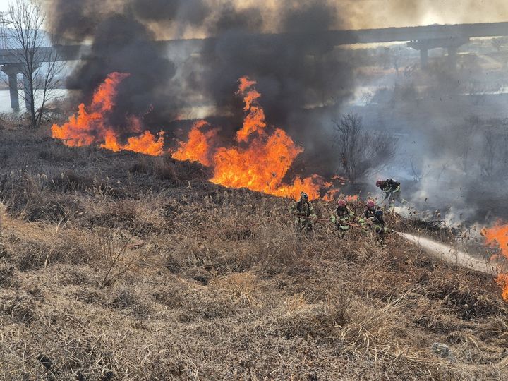 [예산=뉴시스] 16일 오후 12시41분께 충남 예산군 신암면 두곡리 하천 갈대밭에서 불이 나 시뻘건 불길이 번지고 있다. (사진=예산군 제공) 2026.02.16. photo@newsis.com *재판매 및 DB 금지