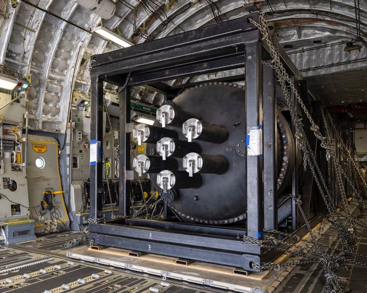 [서울=뉴시스] 사진은 미 국방부(전쟁부) 소셜미디어(SNS) X(엑스·옛 트위터) 갈무리. 미 국방부는 이날 X에 "전쟁부가 차세대 원자력 원자로를 수송했다"며 "이번 역사적인 비행은 C-17 수송기를 통해 캘리포니아에서 유타까지 이뤄졌다. 우리는 트럼프 대통령의 '에너지 지배'(energy dominance) 의제를 실행하고 있다고 밝혔다. 2026.02.16. photo@newsis.com *재판매 및 DB 금지