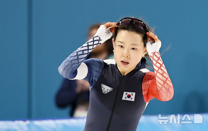 [밀라노=뉴시스] 김근수 기자 = 스피드스케이팅 김민선이 15일(현지 시간) 이탈리아 밀라노 스피드스케이팅 스타디움에서 열린 2026 밀라노·코르티나 담페초 동계올림픽 스피드스케이팅 여자 500m 결선 경기를 마치고 숨을 고르고 있다. 2026.02.16. ks@newsis.com