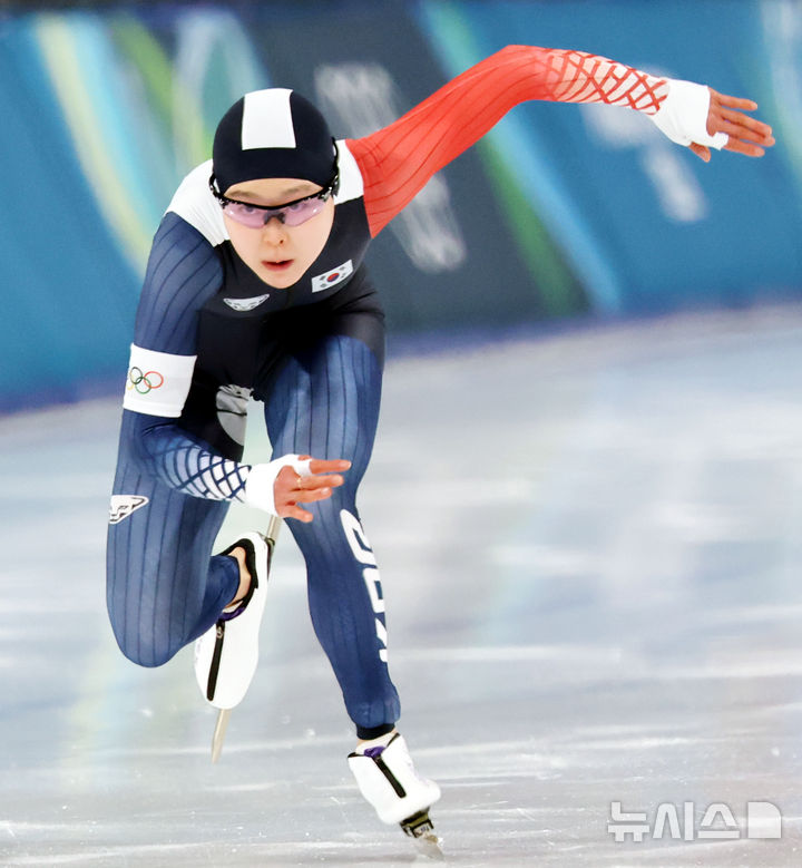 [밀라노=뉴시스] 박주성 기자 = 15일 (현지 시간) 이탈리아 밀라노 스피드스케이팅 스타디움에서 열린 2026 밀라노·코르티나 담페초 동계올림픽 스피드 스케이팅 여자 500m 경기에서 김민선이 역주하고 있다. 2026.02.16. park7691@newsis.com