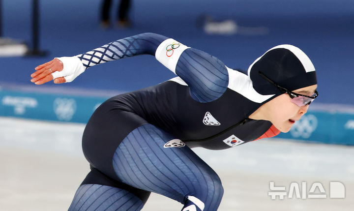 [밀라노=뉴시스] 박주성 기자 = 15일 (현지 시간) 이탈리아 밀라노 스피드스케이팅 스타디움에서 열린 2026 밀라노·코르티나 담페초 동계올림픽 스피드 스케이팅 여자 500m 경기에서 김민선이 역주하고 있다. 2026.02.16. park7691@newsis.com