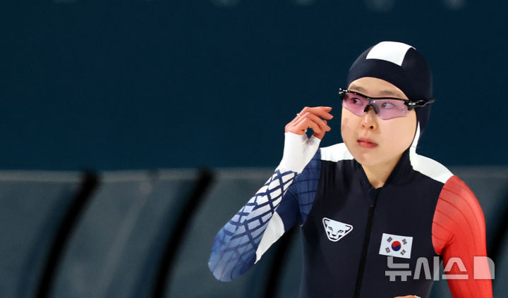 [밀라노=뉴시스] 박주성 기자 = 15일 (현지 시간) 이탈리아 밀라노 스피드스케이팅 스타디움에서 열린 2026 밀라노·코르티나 담페초 동계올림픽 스피드 스케이팅 여자 500m 경기에서 김민선이 경기를 마치고 있다. 2026.02.16. park7691@newsis.com