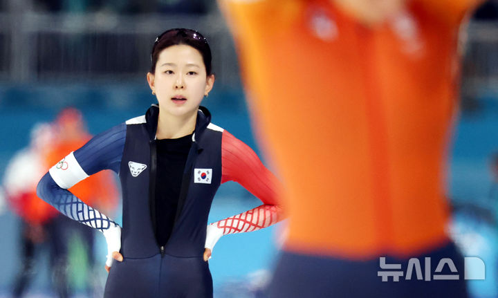 [밀라노=뉴시스] 박주성 기자 = 15일 (현지 시간) 이탈리아 밀라노 스피드스케이팅 스타디움에서 열린 2026 밀라노·코르티나 담페초 동계올림픽 스피드 스케이팅 여자 500m 경기에서 김민선이 경기를 마친 후 트랙을 돌고 있다. 2026.02.16. park7691@newsis.com