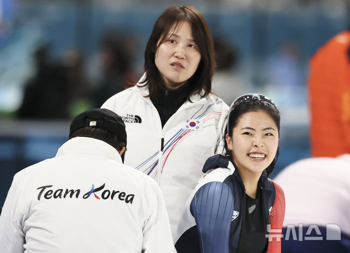 [밀라노=뉴시스] 김근수 기자 = 스피드스케이팅 이나현이 15일(현지 시간) 이탈리아 밀라노 스피드스케이팅 스타디움에서 열린 2026 밀라노·코르티나 담페초 동계올림픽 스피드스케이팅 여자 500m 결선 경기를 마치고 밝게 미소를 보이고 있다. 2026.02.16. ks@newsis.com