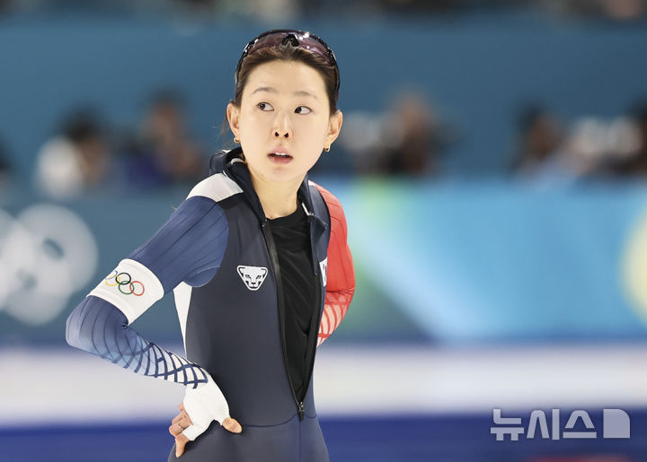 [밀라노=뉴시스] 김근수 기자 = 스피드스케이팅 김민선이 15일(현지 시간) 이탈리아 밀라노 스피드스케이팅 스타디움에서 열린 2026 밀라노·코르티나 담페초 동계올림픽 스피드스케이팅 여자 500m 결선 경기를 마치고 숨을 고르고 있다. 2026.02.16. ks@newsis.com
