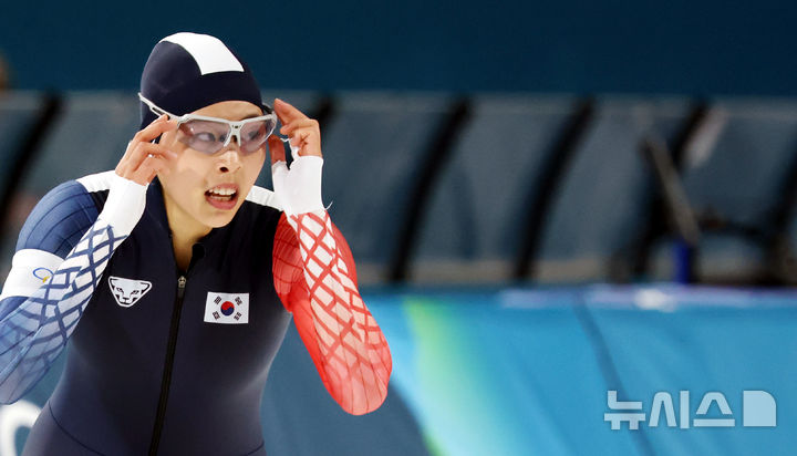 [밀라노=뉴시스] 박주성 기자 = 15일 (현지 시간) 이탈리아 밀라노 스피드스케이팅 스타디움에서 열린 2026 밀라노·코르티나 담페초 동계올림픽 스피드 스케이팅 여자 500m 경기에서 이나현이 경기를 마치고 있다. 2026.02.16. park7691@newsis.com