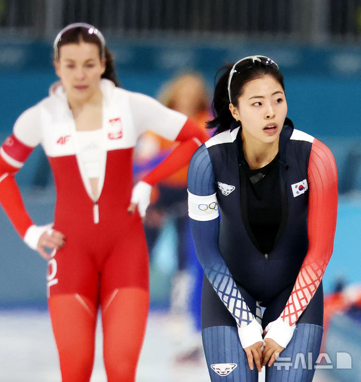 [밀라노=뉴시스] 박주성 기자 = 15일 (현지 시간) 이탈리아 밀라노 스피드스케이팅 스타디움에서 열린 2026 밀라노·코르티나 담페초 동계올림픽 스피드 스케이팅 여자 500m 경기에서 이나현이 경기를 마치고 트랙을 돌고 있다. 2026.02.16. park7691@newsis.com