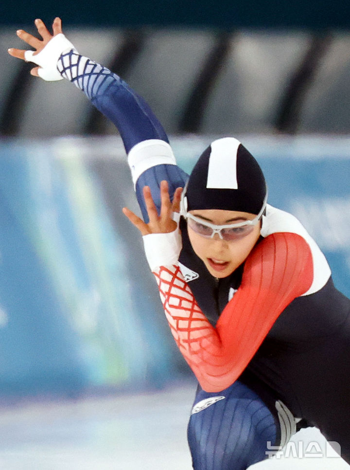 [밀라노=뉴시스] 박주성 기자 = 15일 (현지 시간) 이탈리아 밀라노 스피드스케이팅 스타디움에서 열린 2026 밀라노·코르티나 담페초 동계올림픽 스피드 스케이팅 여자 500m 경기에서 이나현이 역주하고 있다. 2026.02.16. park7691@newsis.com