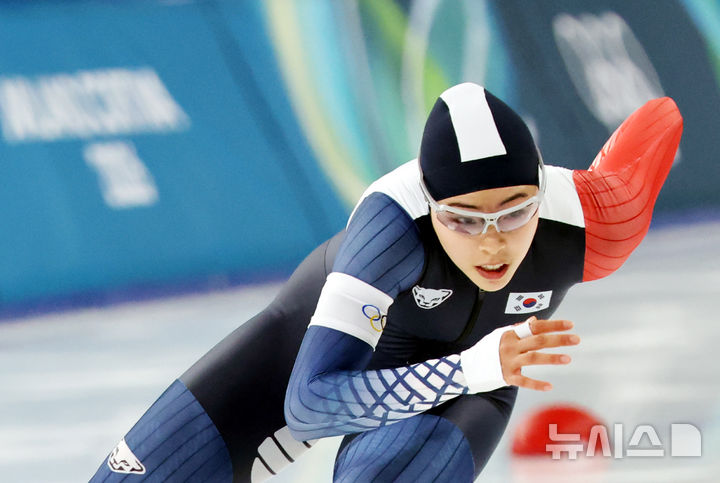 [밀라노=뉴시스] 박주성 기자 = 15일 (현지 시간) 이탈리아 밀라노 스피드스케이팅 스타디움에서 열린 2026 밀라노·코르티나 담페초 동계올림픽 스피드 스케이팅 여자 500m 경기에서 이나현이 역주하고 있다. 2026.02.16. park7691@newsis.com