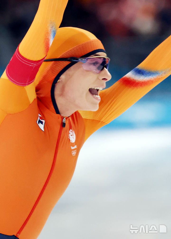 [밀라노=뉴시스] 박주성 기자 = 15일 (현지 시간) 이탈리아 밀라노 스피드스케이팅 스타디움에서 열린 2026 밀라노·코르티나 담페초 동계올림픽 스피드 스케이팅 여자 500m 경기에서 네덜란드 펨케 콕이 금메달을 획득한 뒤 환호하고 있다. 2026.02.16. park7691@newsis.com