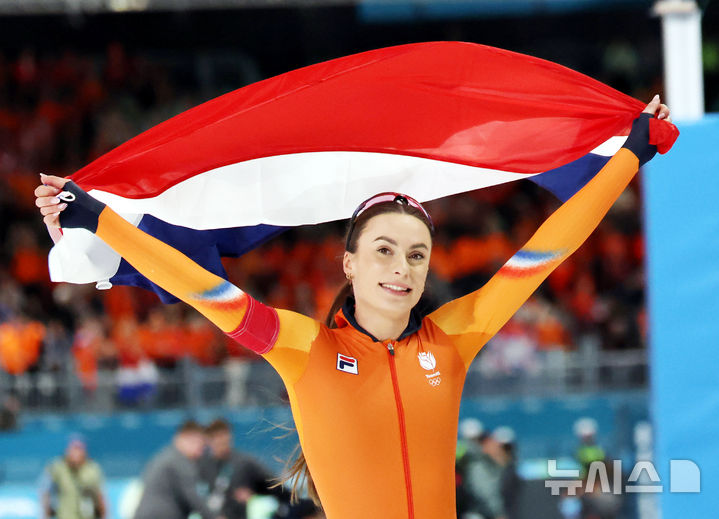 [밀라노=뉴시스] 박주성 기자 = 15일 (현지 시간) 이탈리아 밀라노 스피드스케이팅 스타디움에서 열린 2026 밀라노·코르티나 담페초 동계올림픽 스피드 스케이팅 여자 500m 경기에서 네덜란드 펨케 콕이 금메달을 획득한 뒤 환호하고 있다. 2026.02.16. park7691@newsis.com