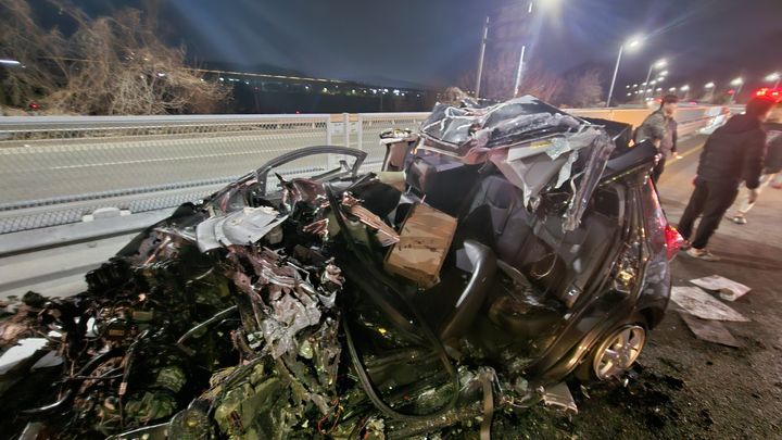 [서울=뉴시스] 정병혁 기자 = 지난 15일 오후 대전 갑천고속화도록 대덕구 와동 부근에서 역주행하던 승용차와 BRT(단선급행버스)버스가 충돌해 5명의 사상자가 발생했다. 사진은 15일 사고현장의 부서진 승용차. (사진=대전대덕경찰서 제공) 2025.02.16. photo@newsis.com *재판매 및 DB 금지