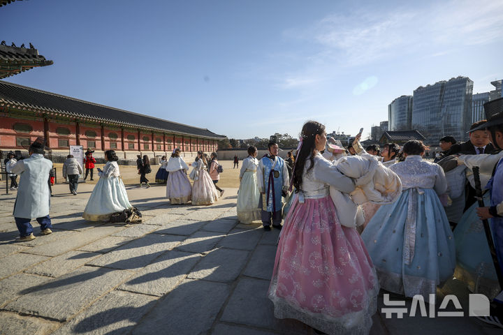 [서울=뉴시스] 정병혁 기자 = 16일 서울 종로구 경복궁을 찾은 여행객들이 사진을 찍고 있다. 이번 설 연휴 5일간(14일~18일) 4대궁(경복궁, 창덕궁, 덕수궁, 창경궁), 종묘, 조선왕릉은 휴무일 없이 무료개방된다. 2026.02.16. jhope@newsis.com