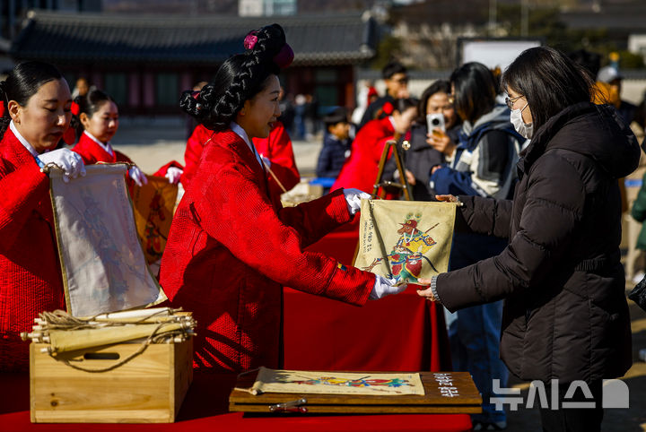 [서울=뉴시스] 정병혁 기자 = 16일 서울 종로구 경복궁 흥례문 광장에서 열린 2026년 병오년 수문장 세화 나눔행사에서 시민들이 세화를 받기 위해 줄 서 있다. 2026.02.16. jhope@newsis.com