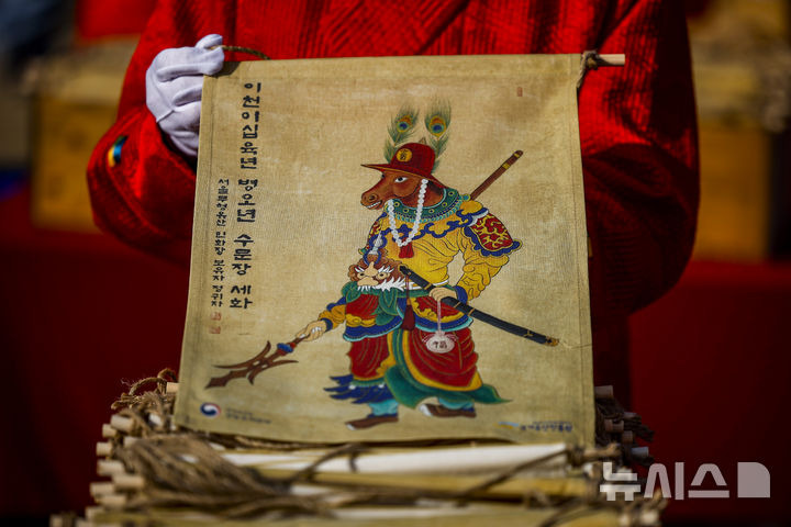 설 연휴 경복궁서 왕 하사하던 그림 준다 '2026 병오년 수문장 세화 나눔 행사' [뉴시스Pic]