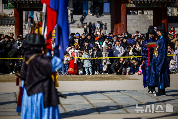 [서울=뉴시스] 정병혁 기자 = 16일 서울 종로구 경복궁을 찾은 관램객들이 수문장 교대식을 보고 있다. 이번 설 연휴 5일간(14일~18일) 4대궁(경복궁, 창덕궁, 덕수궁, 창경궁), 종묘, 조선왕릉은 휴무일 없이 무료개방된다. 2026.02.16. jhope@newsis.com