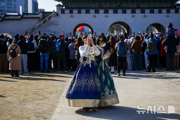 [서울=뉴시스] 정병혁 기자 = 16일 서울 종로구 경복궁을 찾은 여행객들이 사진을 찍고 있다. 이번 설 연휴 5일간(14일~18일) 4대궁(경복궁, 창덕궁, 덕수궁, 창경궁), 종묘, 조선왕릉은 휴무일 없이 무료개방된다. 2026.02.16. jhope@newsis.com