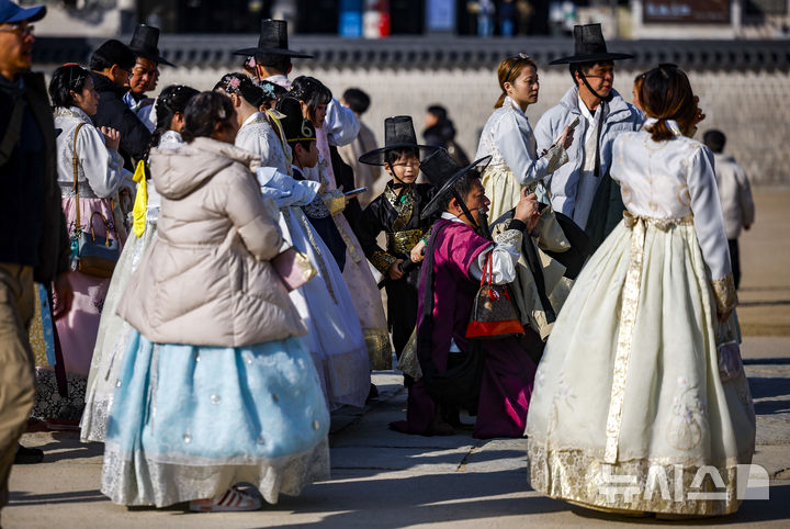 [서울=뉴시스] 정병혁 기자 = 16일 서울 종로구 경복궁을 찾은 여행객들이 사진을 찍고 있다. 이번 설 연휴 5일간(14일~18일) 4대궁(경복궁, 창덕궁, 덕수궁, 창경궁), 종묘, 조선왕릉은 휴무일 없이 무료개방된다. 2026.02.16. jhope@newsis.com