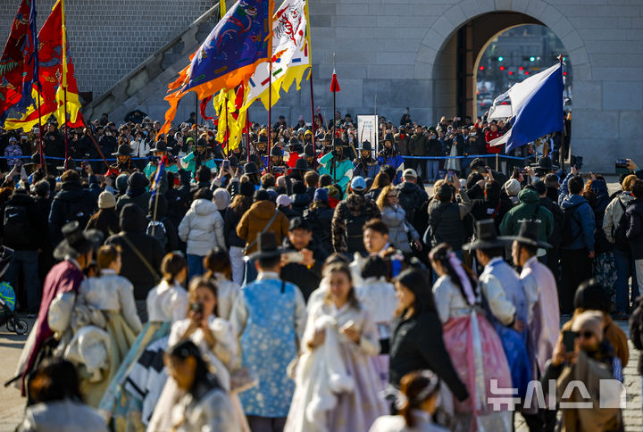 [서울=뉴시스] 정병혁 기자 = 16일 서울 종로구 경복궁을 찾은 관람객들이 수문장 교대식을 보고 있다. 이번 설 연휴 5일간(14일~18일) 4대궁(경복궁, 창덕궁, 덕수궁, 창경궁), 종묘, 조선왕릉은 휴무일 없이 무료개방된다. 2026.02.16. jhope@newsis.com