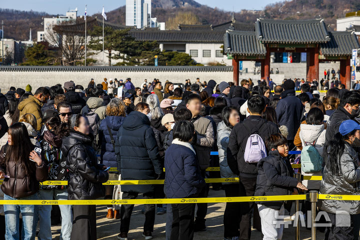[서울=뉴시스] 정병혁 기자 = 16일 서울 종로구 경복궁 흥례문 광장에서 열린 2026년 병오년 수문장 세화 나눔행사에서 시민들이 세화를 받기 위해 줄 서 있다. 2026.02.16. jhope@newsis.com
