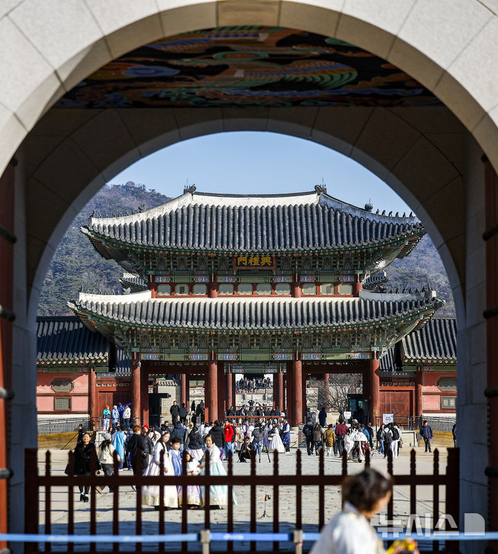 [서울=뉴시스] 정병혁 기자 = 16일 서울 종로구 경복궁이 관람객들로 붐비고 있다. 이번 설 연휴 5일간(14일~18일) 4대궁(경복궁, 창덕궁, 덕수궁, 창경궁), 종묘, 조선왕릉은 휴무일 없이 무료개방된다. 2026.02.16. jhope@newsis.com