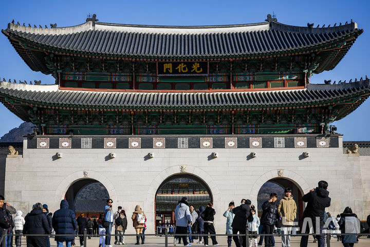 [서울=뉴시스] 정병혁 기자 = 16일 서울 종로구 경복궁이 관람객들로 붐비고 있다. 이번 설 연휴 5일간(14일~18일) 4대궁(경복궁, 창덕궁, 덕수궁, 창경궁), 종묘, 조선왕릉은 휴무일 없이 무료개방된다. 2026.02.16. jhope@newsis.com
