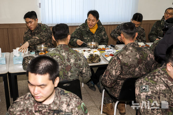 [서울=뉴시스] 정병혁 기자 = 오세훈 서울시장이 16일 설 명절을 맞아 서울 1방공여단 방공진지를 찾아 장병들과 식사를 하고 있다. 2026.02.16. jhope@newsis.com