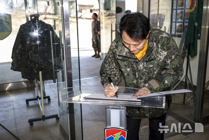 [서울=뉴시스] 정병혁 기자 = 오세훈 서울시장이 16일 설 명절을 맞아 서울 1방공여단 방공진지를 찾아 방명록을 작성하고 있다. 2026.02.16. jhope@newsis.com