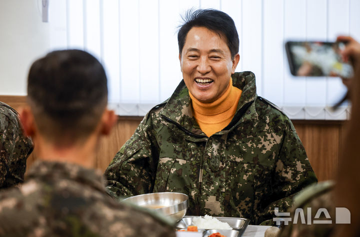 [서울=뉴시스] 정병혁 기자 = 오세훈 서울시장이 16일 설 명절을 맞아 서울 1방공여단 방공진지를 찾아 장병들과 식사를 하고 있다. 2026.02.16. jhope@newsis.com