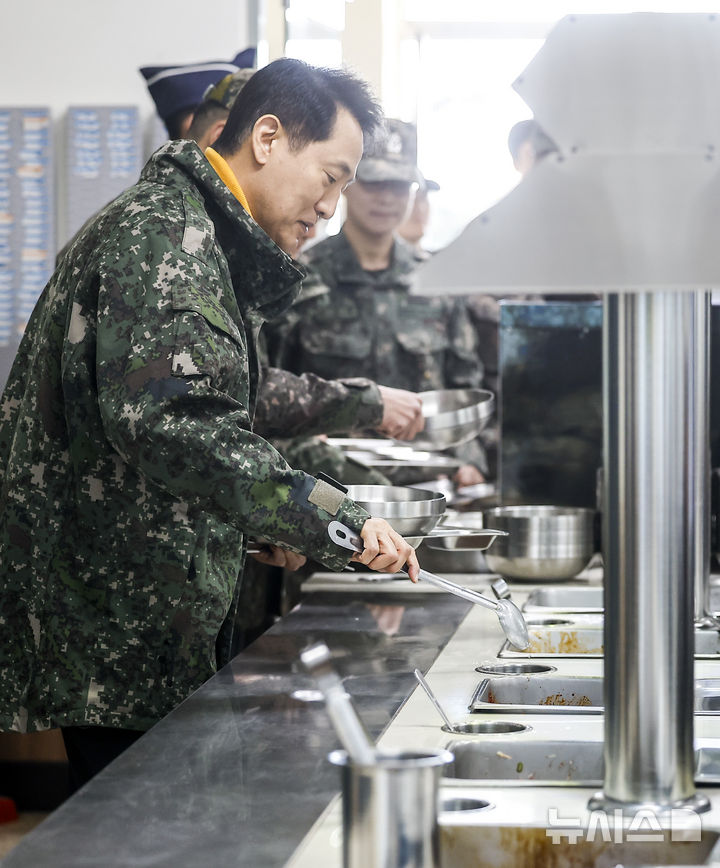 [서울=뉴시스] 정병혁 기자 = 오세훈 서울시장이 16일 설 명절을 맞아 서울 1방공여단 방공진지를 찾아 장병들과 식사를 하기에 앞서 음식을 담고 있다. 2026.02.16. jhope@newsis.com