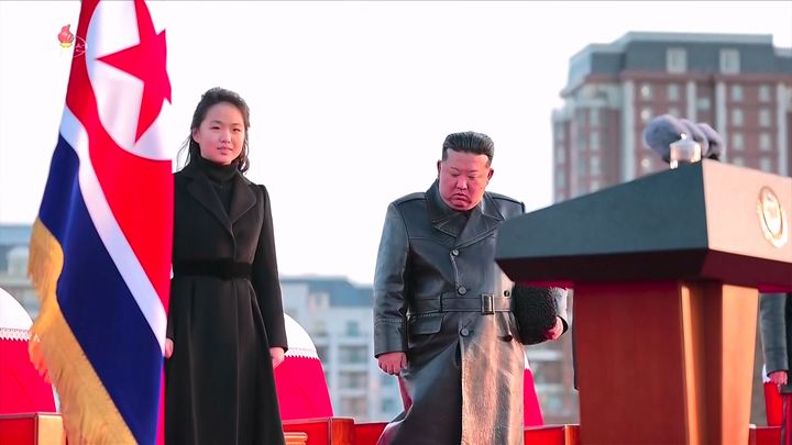 [서울=뉴시스] 북한 조선중앙TV는 김정은 북한 국무위원장과 딸 주애가 지난 15일 평양 화성지구 명당자리에 러시아에 파병됐다가 전사한 참전군인 유족을 위해 조성된 '새별거리' 준공식에 참석했다고 16일 보도했다. (사진=조선중앙TV 캡처) 2026.02.16. photo@newsis.com *재판매 및 DB 금지