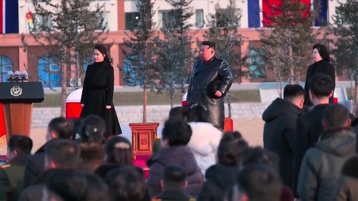 [서울=뉴시스] 북한 조선중앙TV는 김정은 북한 국무위원장과 딸 주애가 지난 2월 15일 평양 화성지구 명당자리에 러시아에 파병됐다가 전사한 참전군인 유족을 위해 조성된 '새별거리' 준공식에 참석했다고 16일 보도했다. (사진=조선중앙TV 캡처) 2026.02.16. photo@newsis.com *재판매 및 DB 금지