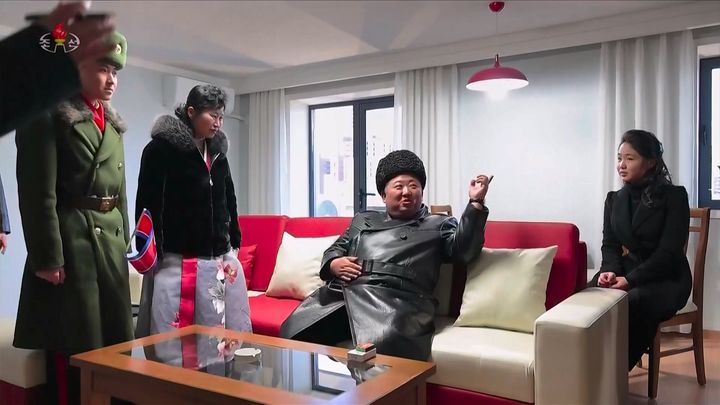 [서울=뉴시스] 북한 조선중앙TV는 김정은 북한 국무위원장과 딸 주애가 지난 15일 평양 화성지구 명당자리에 러시아에 파병됐다가 전사한 참전군인 유족을 위해 조성된 '새별거리' 준공식에 참석했다고 16일 보도했다. 사진은 김 위원장이 유가족의 집에서 위로하는 모습. (사진=조선중앙TV 캡처) 2026.02.16. photo@newsis.com *재판매 및 DB 금지