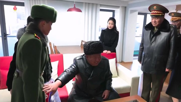 [서울=뉴시스] 북한 조선중앙TV는 김정은 북한 국무위원장과 딸 주애가 지난 15일 평양 화성지구 명당자리에 러시아에 파병됐다가 전사한 참전군인 유족을 위해 조성된 '새별거리' 준공식에 참석했다고 16일 보도했다. 사진은 김 위원장이 유가족의 집에서 위로하는 모습. (사진=조선중앙TV 캡처) 2026.02.16. photo@newsis.com *재판매 및 DB 금지