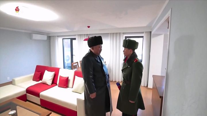 [서울=뉴시스] 북한 조선중앙TV는 김정은 북한 국무위원장과 딸 주애가 지난 15일 평양 화성지구 명당자리에 러시아에 파병됐다가 전사한 참전군인 유족을 위해 조성된 '새별거리' 준공식에 참석했다고 16일 보도했다. 사진은 김 위원장이 유가족의 집에서 위로하는 모습. (사진=조선중앙TV 캡처) 2026.02.16. photo@newsis.com *재판매 및 DB 금지