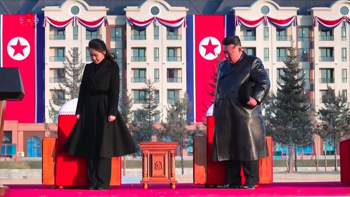 [서울=뉴시스] 북한 조선중앙TV는 김정은 북한 국무위원장과 딸 주애가 지난 15일 평양 화성지구 명당자리에 러시아에 파병됐다가 전사한 참전군인 유족을 위해 조성된 '새별거리' 준공식에 참석했다고 16일 보도했다. (사진=조선중앙TV 캡처) 2026.02.16. photo@newsis.com *재판매 및 DB 금지