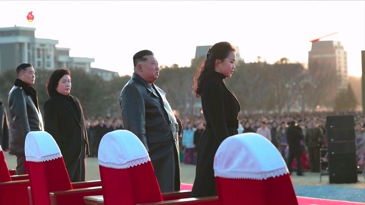 [서울=뉴시스] 북한 조선중앙TV는 김정은 북한 국무위원장과 딸 주애가 지난 15일 평양 화성지구 명당자리에 러시아에 파병됐다가 전사한 참전군인 유족을 위해 조성된 '새별거리' 준공식에 참석했다고 16일 보도했다. (사진=조선중앙TV 캡처) 2026.02.16. photo@newsis.com *재판매 및 DB 금지