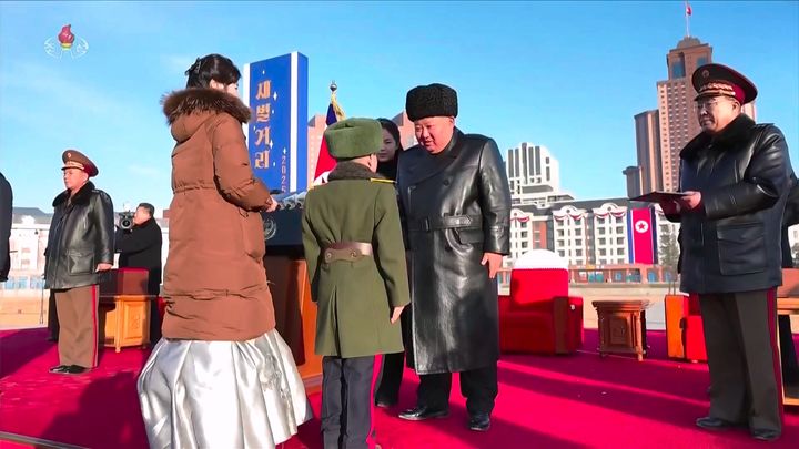 [서울=뉴시스] 북한 조선중앙TV는 김정은 북한 국무위원장과 딸 주애가 지난 15일 평양 화성지구 명당자리에 러시아에 파병됐다가 전사한 참전군인 유족을 위해 조성된 '새별거리' 준공식에 참석했다고 16일 보도했다. (사진=조선중앙TV 캡처) 2026.02.16. photo@newsis.com *재판매 및 DB 금지