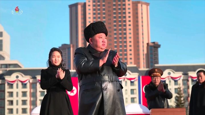 [서울=뉴시스] 북한 조선중앙TV는 김정은 북한 국무위원장과 딸 주애가 지난 15일 평양 화성지구 명당자리에 러시아에 파병됐다가 전사한 참전군인 유족을 위해 조성된 '새별거리' 준공식에 참석했다고 16일 보도했다. (사진=조선중앙TV 캡처) 2026.02.16. photo@newsis.com *재판매 및 DB 금지