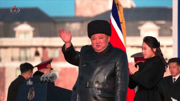 [서울=뉴시스] 북한 조선중앙TV는 김정은 북한 국무위원장과 딸 주애가 지난 15일 평양 화성지구 명당자리에 러시아에 파병됐다가 전사한 참전군인 유족을 위해 조성된 '새별거리' 준공식에 참석했다고 16일 보도했다. (사진=조선중앙TV 캡처) 2026.02.16. photo@newsis.com *재판매 및 DB 금지