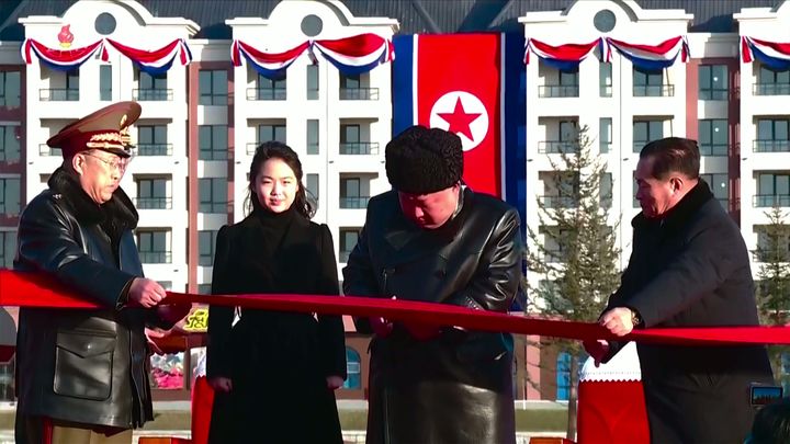 [서울=뉴시스] 북한 조선중앙TV는 김정은 북한 국무위원장과 딸 주애가 지난 15일 평양 화성지구 명당자리에 러시아에 파병됐다가 전사한 참전군인 유족을 위해 조성된 '새별거리' 준공식에 참석했다고 16일 보도했다. (사진=조선중앙TV 캡처) 2026.02.16. photo@newsis.com *재판매 및 DB 금지