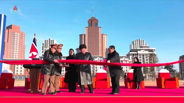 [서울=뉴시스] 북한 조선중앙TV는 김정은 북한 국무위원장과 딸 주애가 지난 15일 평양 화성지구 명당자리에 러시아에 파병됐다가 전사한 참전군인 유족을 위해 조성된 '새별거리' 준공식에 참석했다고 16일 보도했다. (사진=조선중앙TV 캡처) 2026.02.16. photo@newsis.com *재판매 및 DB 금지