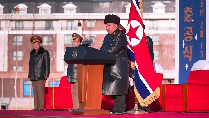 [서울=뉴시스] 북한 조선중앙TV는 김정은 북한 국무위원장과 딸 주애가 지난 15일 평양 화성지구 명당자리에 러시아에 파병됐다가 전사한 참전군인 유족을 위해 조성된 '새별거리' 준공식에 참석했다고 16일 보도했다. (사진=조선중앙TV 캡처) 2026.02.16. photo@newsis.com *재판매 및 DB 금지