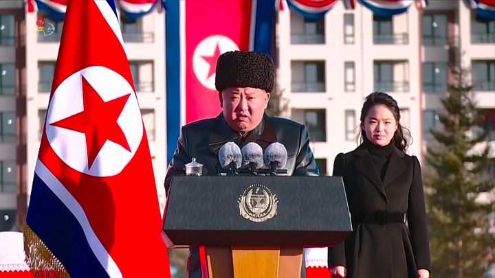 [서울=뉴시스] 북한 조선중앙TV는 김정은 북한 국무위원장과 딸 주애가 지난 15일 평양 화성지구 명당자리에 러시아에 파병됐다가 전사한 참전군인 유족을 위해 조성된 '새별거리' 준공식에 참석했다고 16일 보도했다. (사진=조선중앙TV 캡처) 2026.02.16. photo@newsis.com *재판매 및 DB 금지