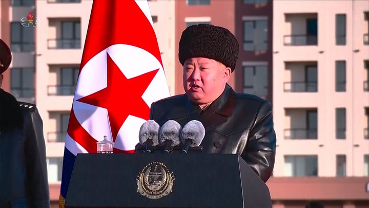 [서울=뉴시스] 북한 조선중앙TV는 김정은 북한 국무위원장과 딸 주애가 지난 15일 평양 화성지구 명당자리에 러시아에 파병됐다가 전사한 참전군인 유족을 위해 조성된 '새별거리' 준공식에 참석했다고 16일 보도했다. (사진=조선중앙TV 캡처) 2026.02.16. photo@newsis.com *재판매 및 DB 금지