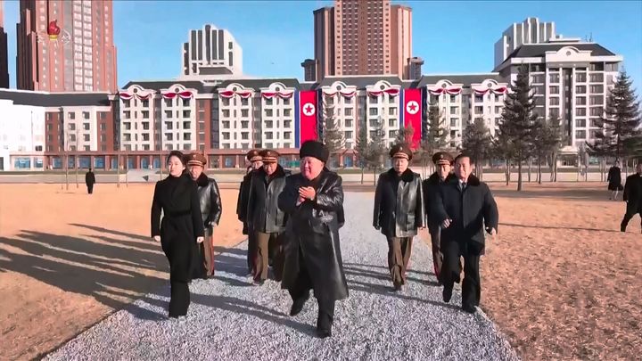 [서울=뉴시스] 북한 조선중앙TV는 김정은 북한 국무위원장과 딸 주애가 지난 15일 평양 화성지구 명당자리에 러시아에 파병됐다가 전사한 참전군인 유족을 위해 조성된 '새별거리' 준공식에 참석했다고 16일 보도했다. (사진=조선중앙TV 캡처) 2026.02.16. photo@newsis.com *재판매 및 DB 금지