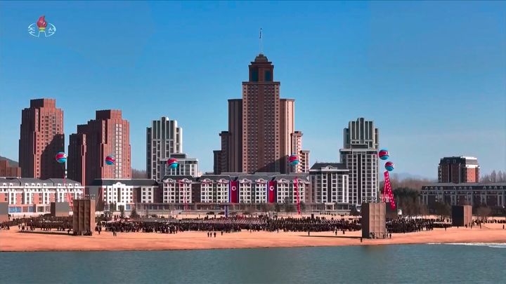 [서울=뉴시스] 북한 조선중앙TV는 김정은 북한 국무위원장과 딸 주애가 지난 15일 평양 화성지구 명당자리에 러시아에 파병됐다가 전사한 참전군인 유족을 위해 조성된 '새별거리' 준공식에 참석했다고 16일 보도했다. 사진은 새별거리. (사진=조선중앙TV 캡처) 2026.02.16. photo@newsis.com *재판매 및 DB 금지