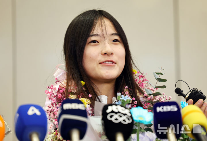 [인천공항=뉴시스] 최진석 기자 = 2026 밀라노·코르티나담페초 동계 올림픽 스노보드 여자 하프파이프 금메달을 획득한 최가온이 16일 인천국제공항 제2여객터미널을 통해 귀국해 인터뷰를 하고 있다. 최가온은 한국 설상 종목 1호 금메달리스트가 됐다. 이는 이번 대회에서 수확한 한국 선수단의 첫 금메달이다. 2026.02.16. myjs@newsis.com