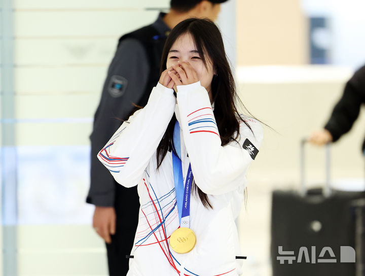 [인천공항=뉴시스] 최진석 기자 = 2026 밀라노·코르티나담페초 동계 올림픽 스노보드 여자 하프파이프 금메달을 획득한 최가온이 16일 인천국제공항 제2여객터미널을 통해 귀국하고 있다. 최가온은 한국 설상 종목 1호 금메달리스트가 됐다. 이는 이번 대회에서 수확한 한국 선수단의 첫 금메달이다. 2026.02.16. myjs@newsis.com