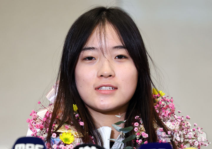 [인천공항=뉴시스] 최진석 기자 = 2026 밀라노·코르티나담페초 동계 올림픽 스노보드 여자 하프파이프 금메달을 획득한 최가온이 16일 인천국제공항 제2여객터미널을 통해 귀국해 인터뷰를 하고 있다. 최가온은 한국 설상 종목 1호 금메달리스트가 됐다. 이는 이번 대회에서 수확한 한국 선수단의 첫 금메달이다. 2026.02.16. myjs@newsis.com